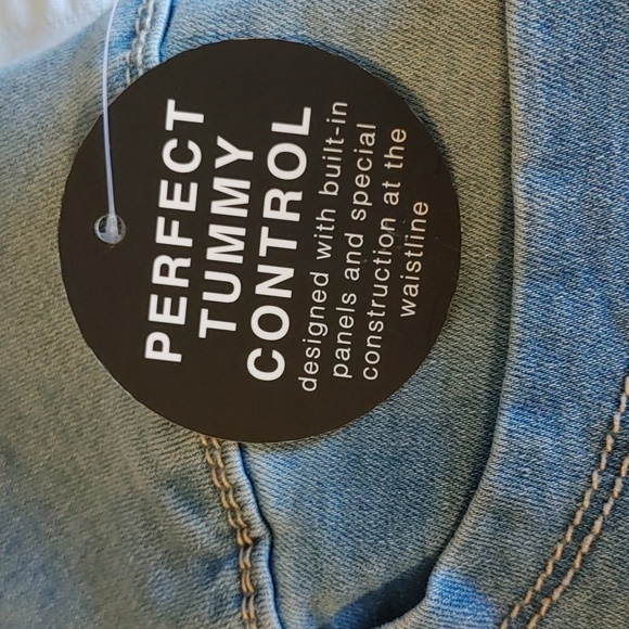 NWT Women's Mid Rise Denim Cuffed Shorts With Tummy Control - Picture 6 of 8